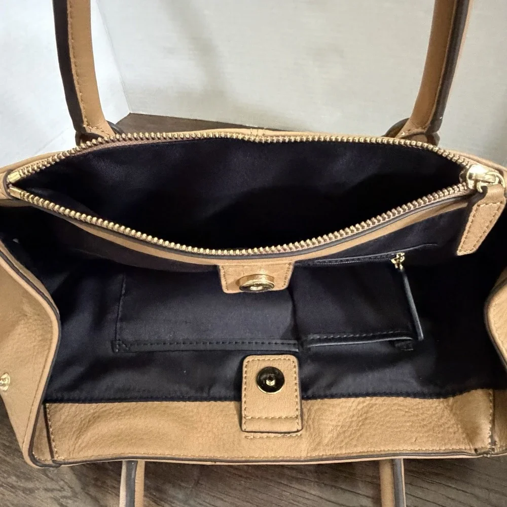 Vince Camuto Jace Shopper Leather Oak Double Handle Gold Trim Logo Classic NWT